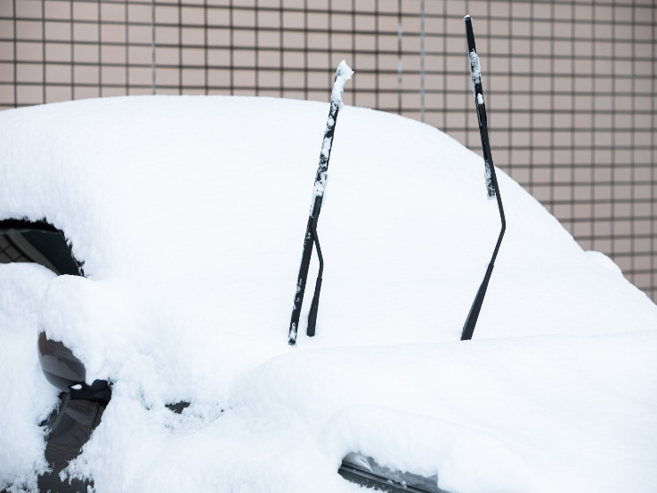 大雪に見舞われたクルマ