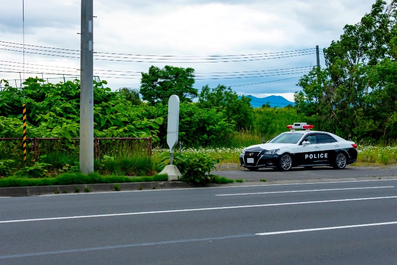 速度取り締まりをするパトカー